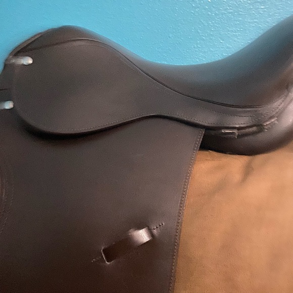 All purpose lesson or show saddle . Great condition used 4 times. - Picture 7 of 10